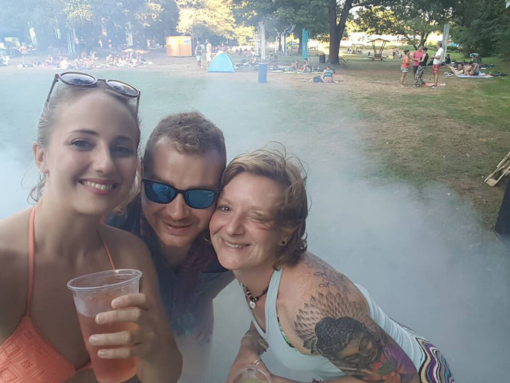 Glückliche Gäste & Crew