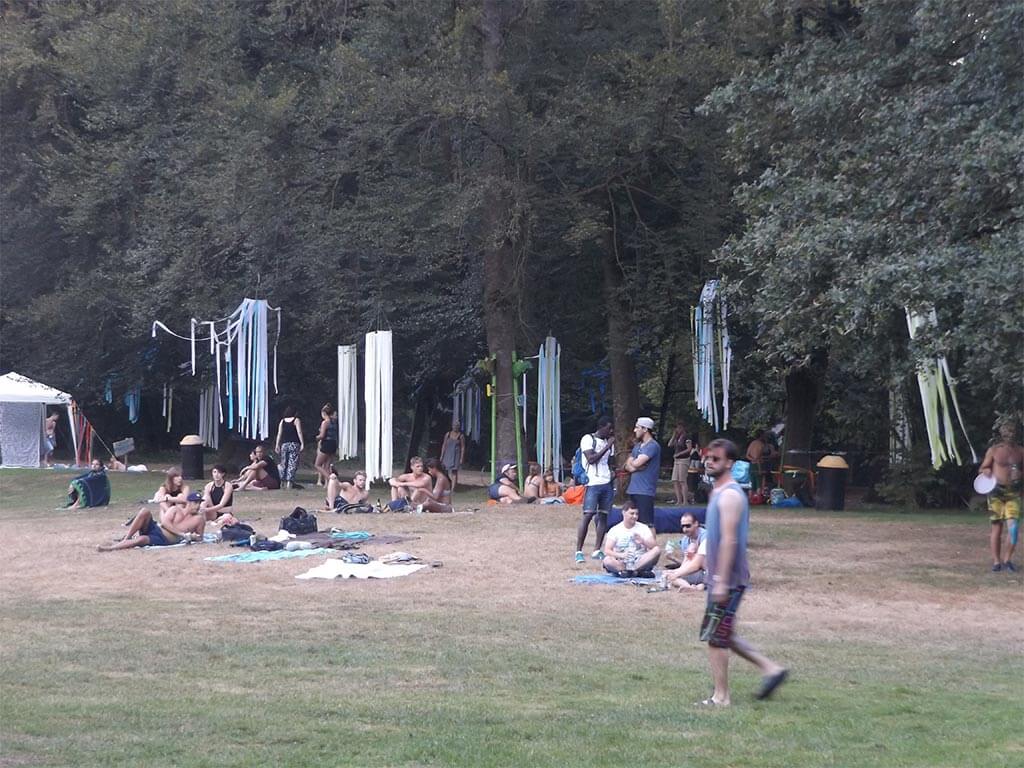 Deko aus blauem und weißem Kreppband in den Bäumen