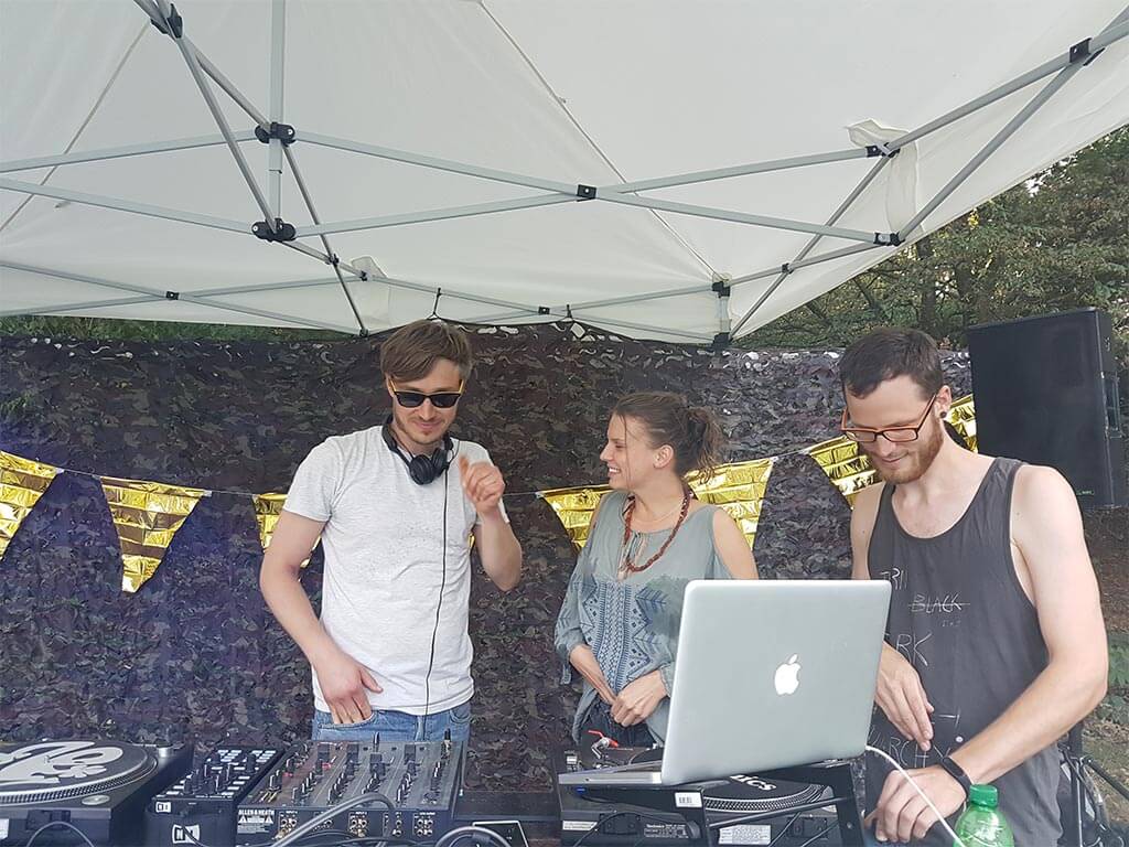 Hinterm DJ Pult