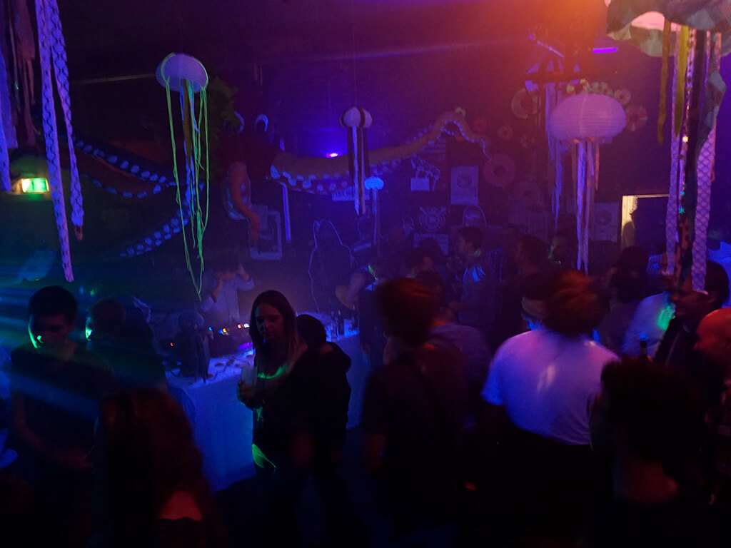 Octopussy wacht über den DJ