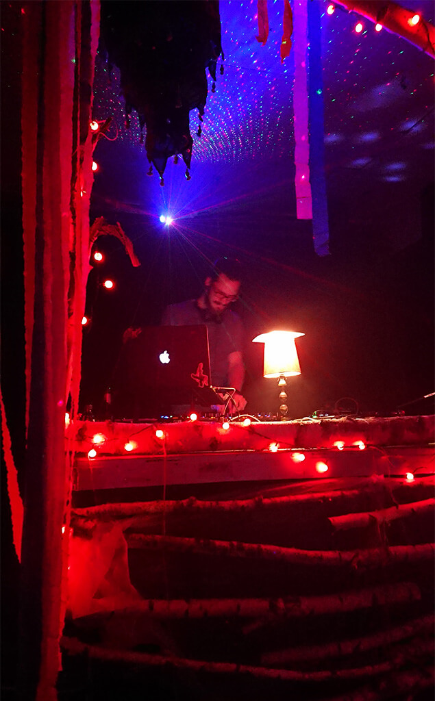 Thomas Train hinterm DJ Pult