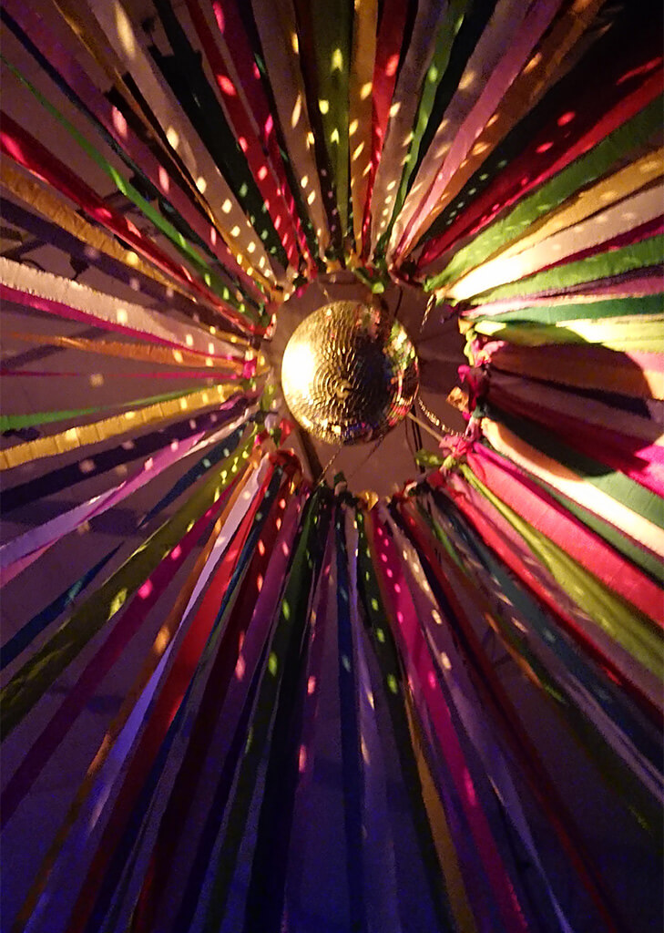 Blick in die Spitze des Zirkuszeltes